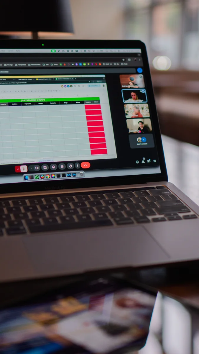 Laptop met planning en werkoverzicht in kantooromgeving